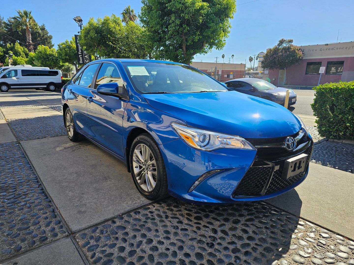 2017 Toyota Camry SE photo 3
