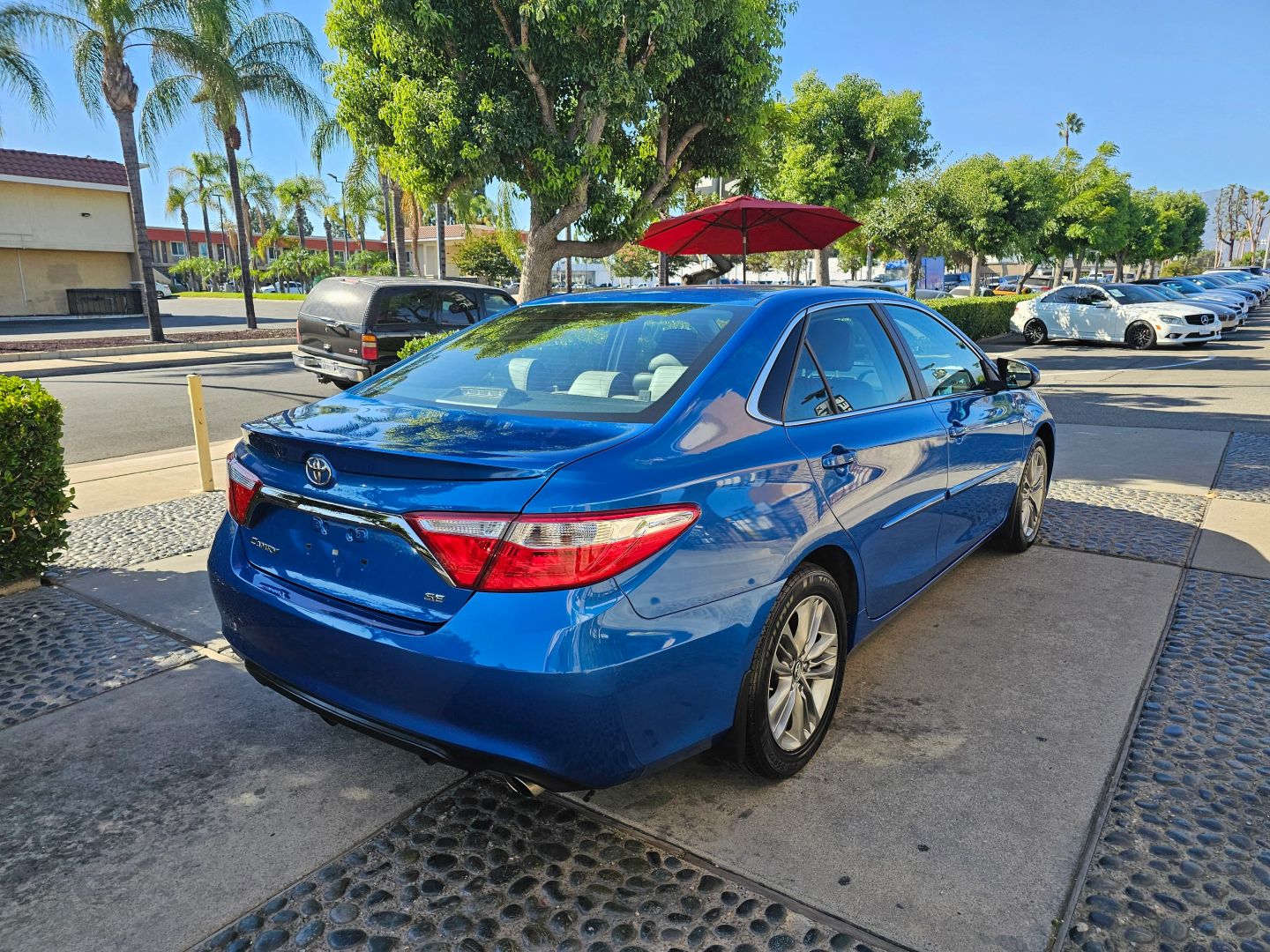 2017 Toyota Camry SE photo 5