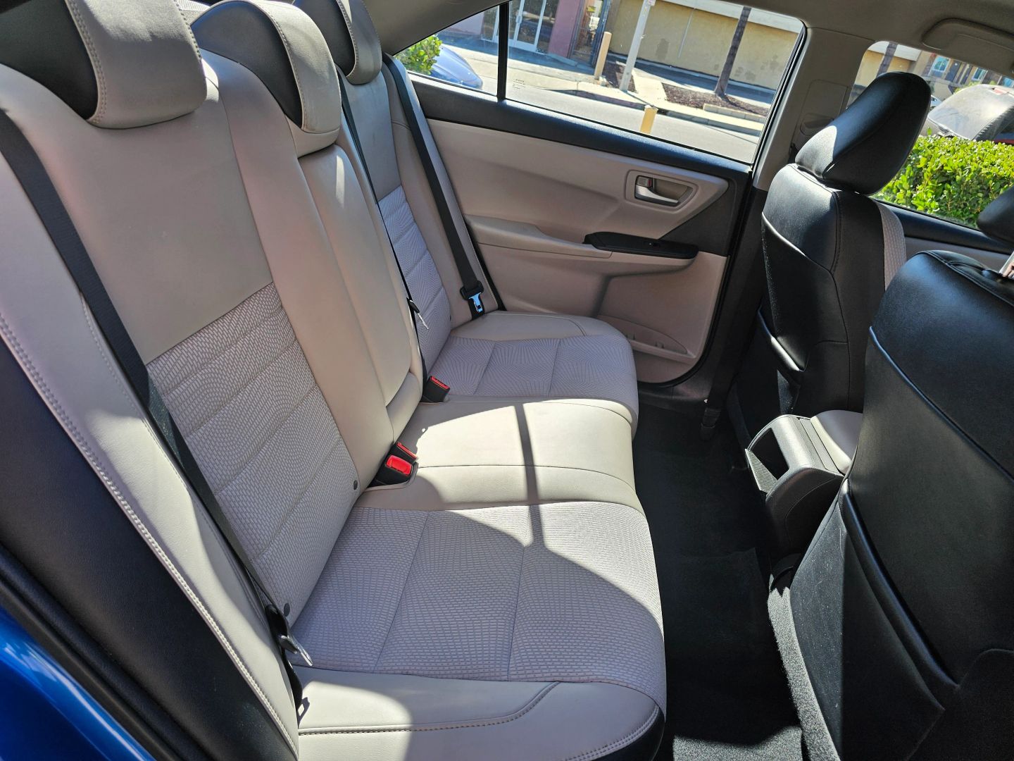 2017 Toyota Camry SE photo 21