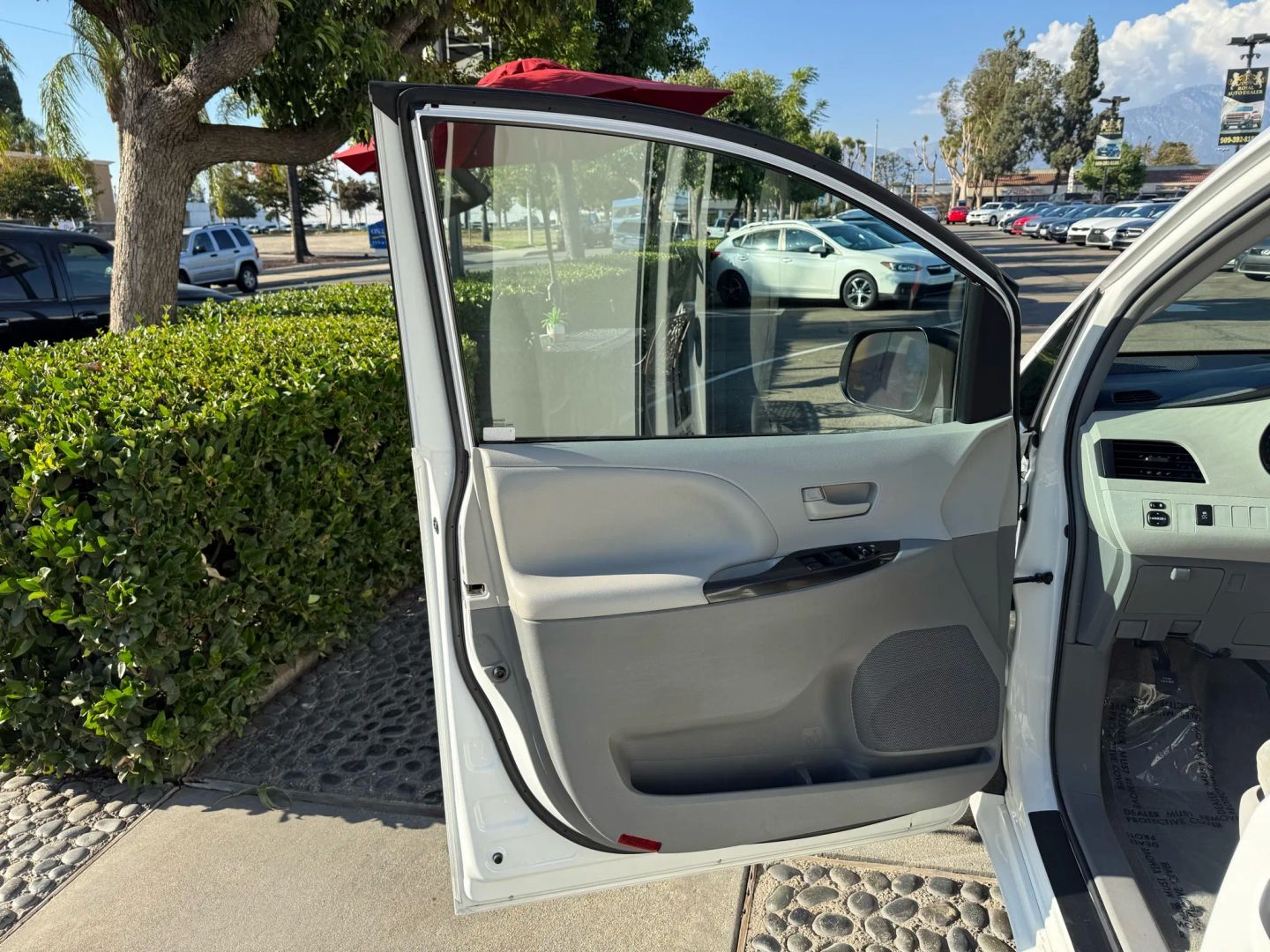 2014 Toyota Sienna L photo 8