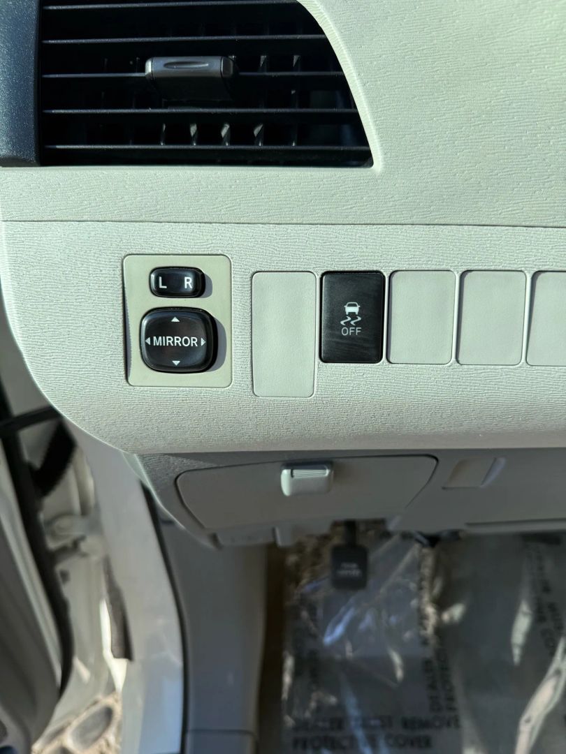 2014 Toyota Sienna L photo 24