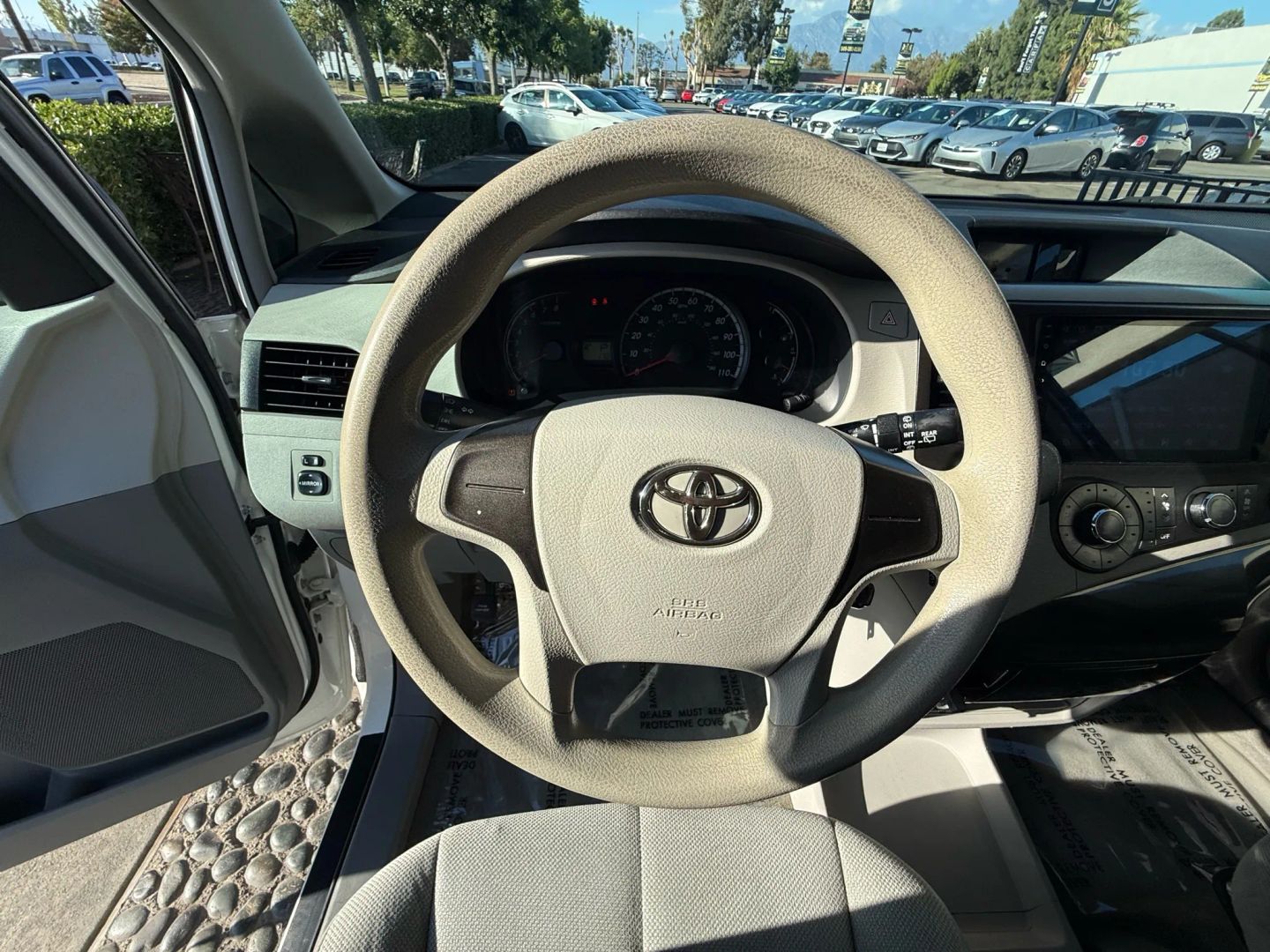 2014 Toyota Sienna L photo 25
