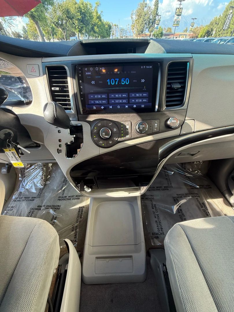 2014 Toyota Sienna L photo 26