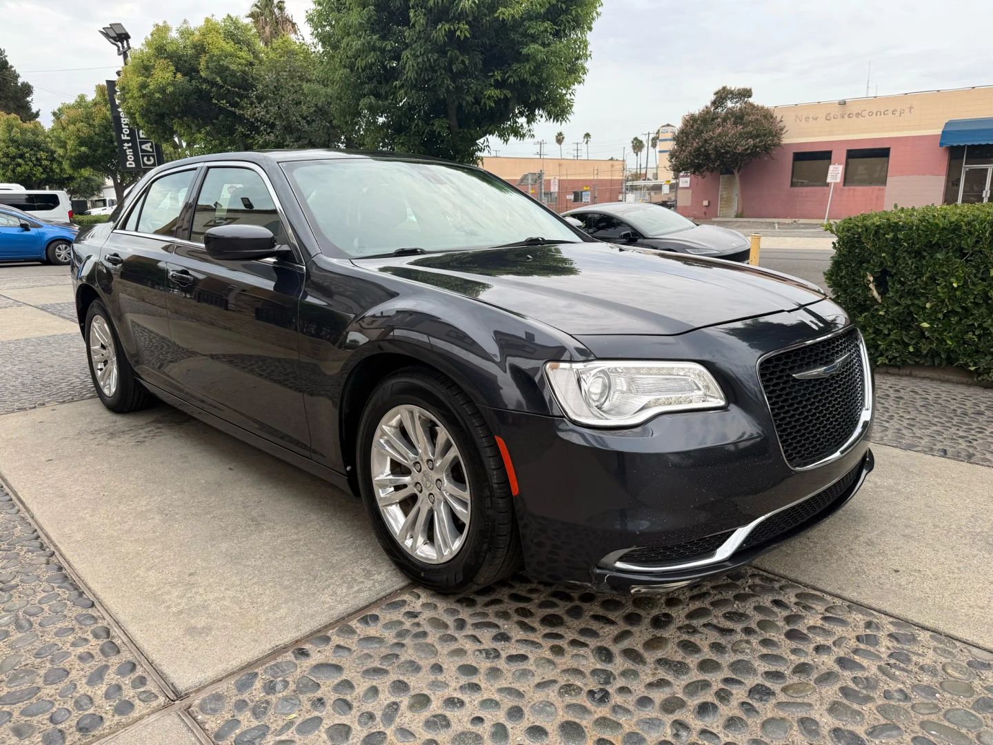 2017 Chrysler 300 Limited photo 3
