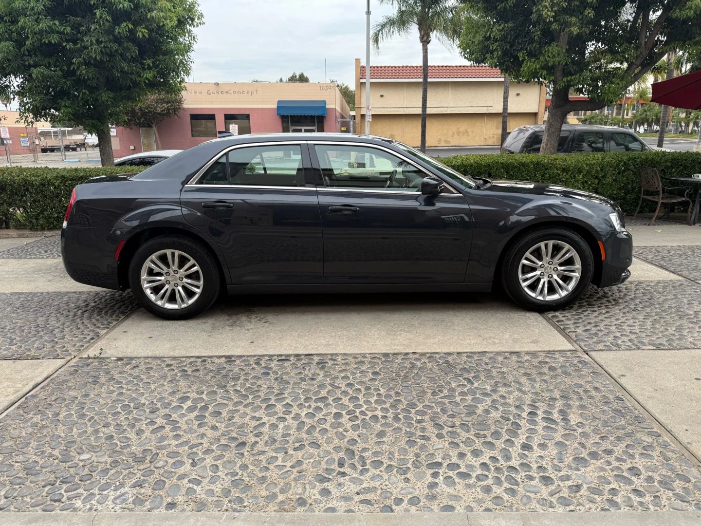 2017 Chrysler 300 Limited photo 4
