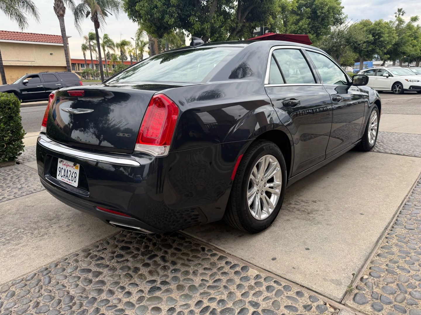 2017 Chrysler 300 Limited photo 5