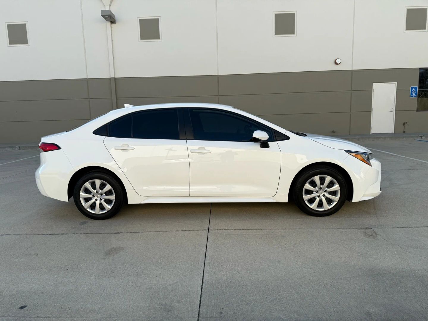 2023 Toyota Corolla LE photo 4