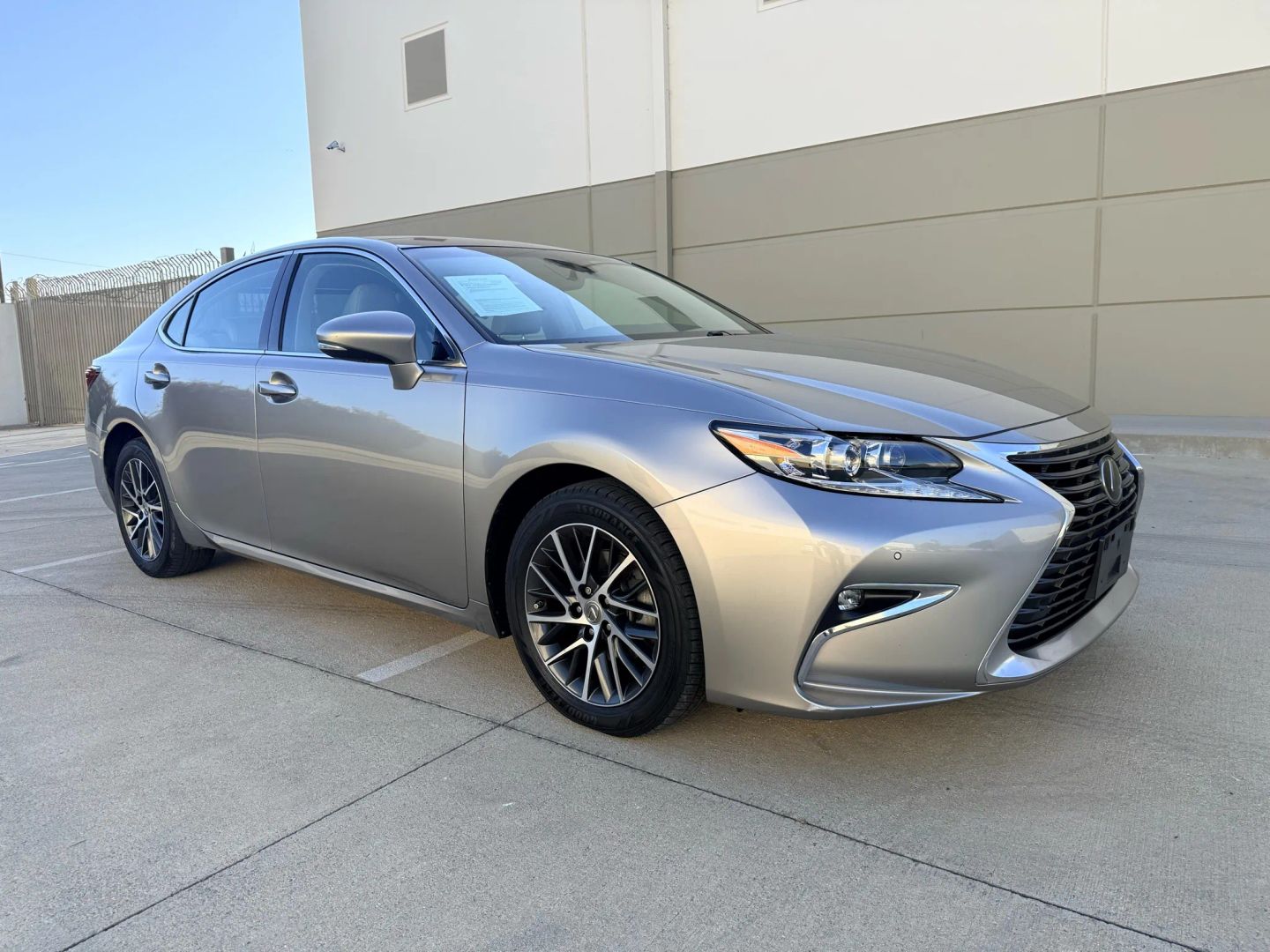 2017 Lexus ES 350 Luxury photo 3