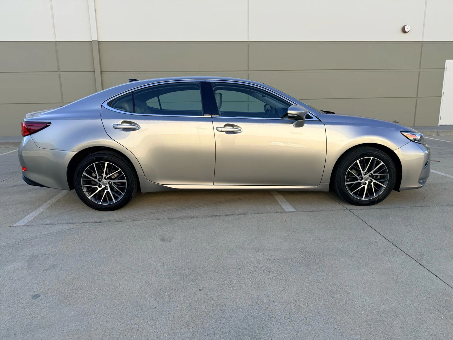 2017 Lexus ES 350 Luxury photo 4