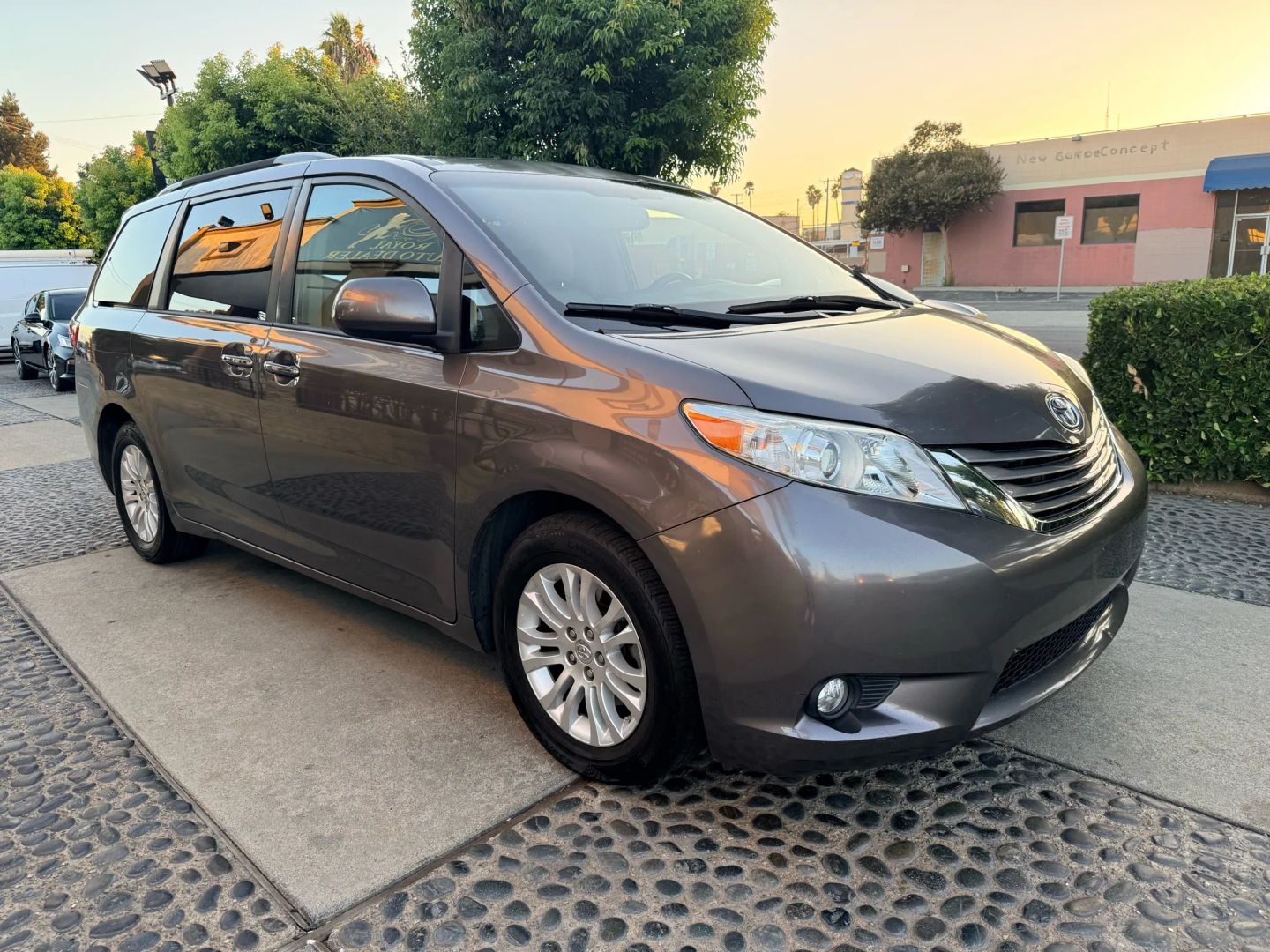 2017 Toyota Sienna XLE Premium photo 2