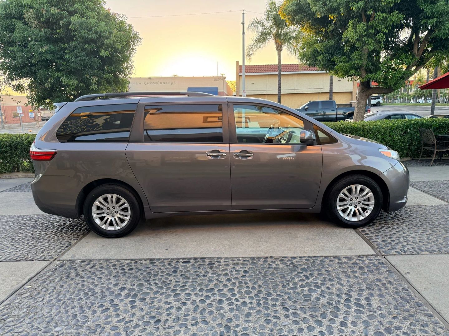 2017 Toyota Sienna XLE Premium photo 3