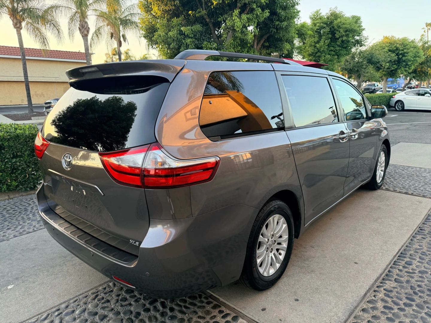2017 Toyota Sienna XLE Premium photo 4