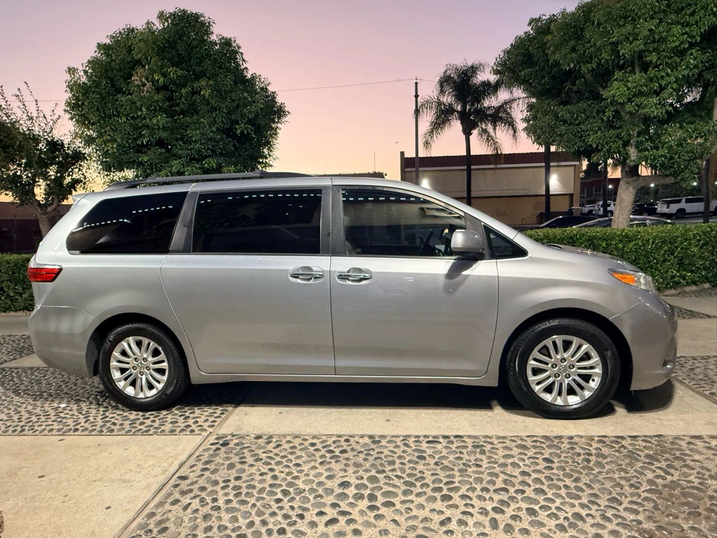 2016 Toyota Sienna XLE Premium photo 4
