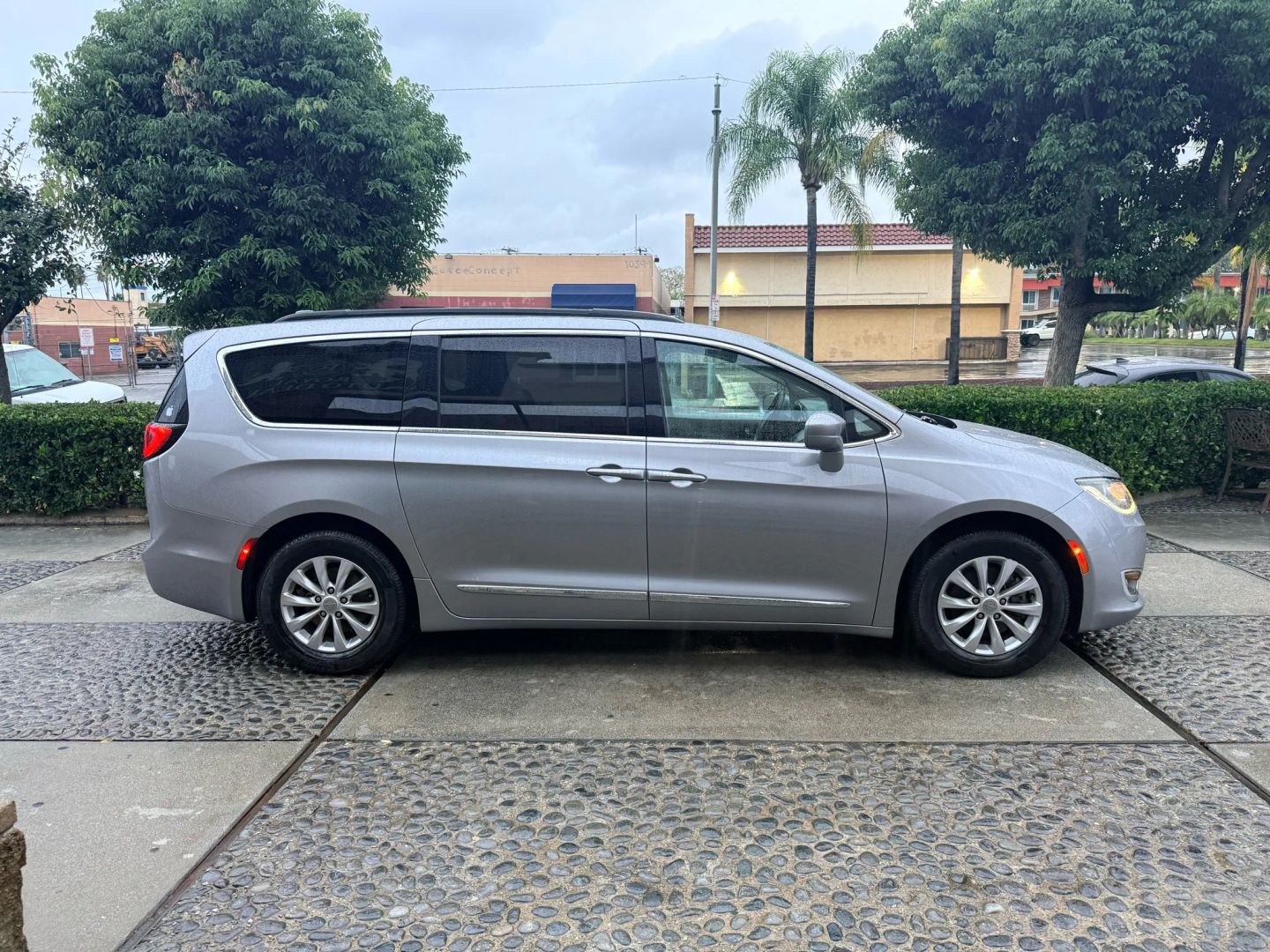 2017 Chrysler Pacifica Touring L photo 2