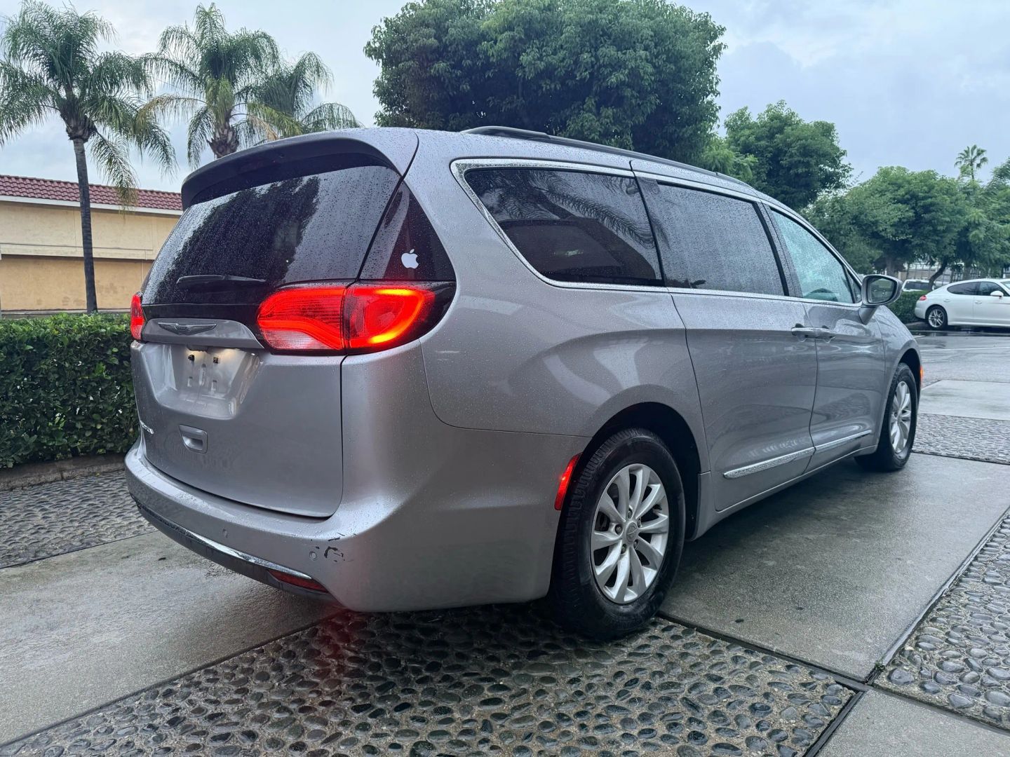 2017 Chrysler Pacifica Touring L photo 3