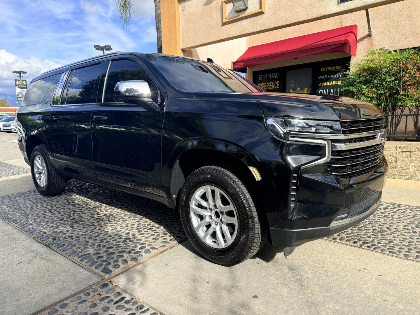 2021 Chevrolet Suburban LT photo 3