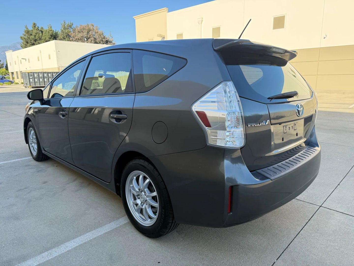2014 Toyota Prius v Three - Photo 10
