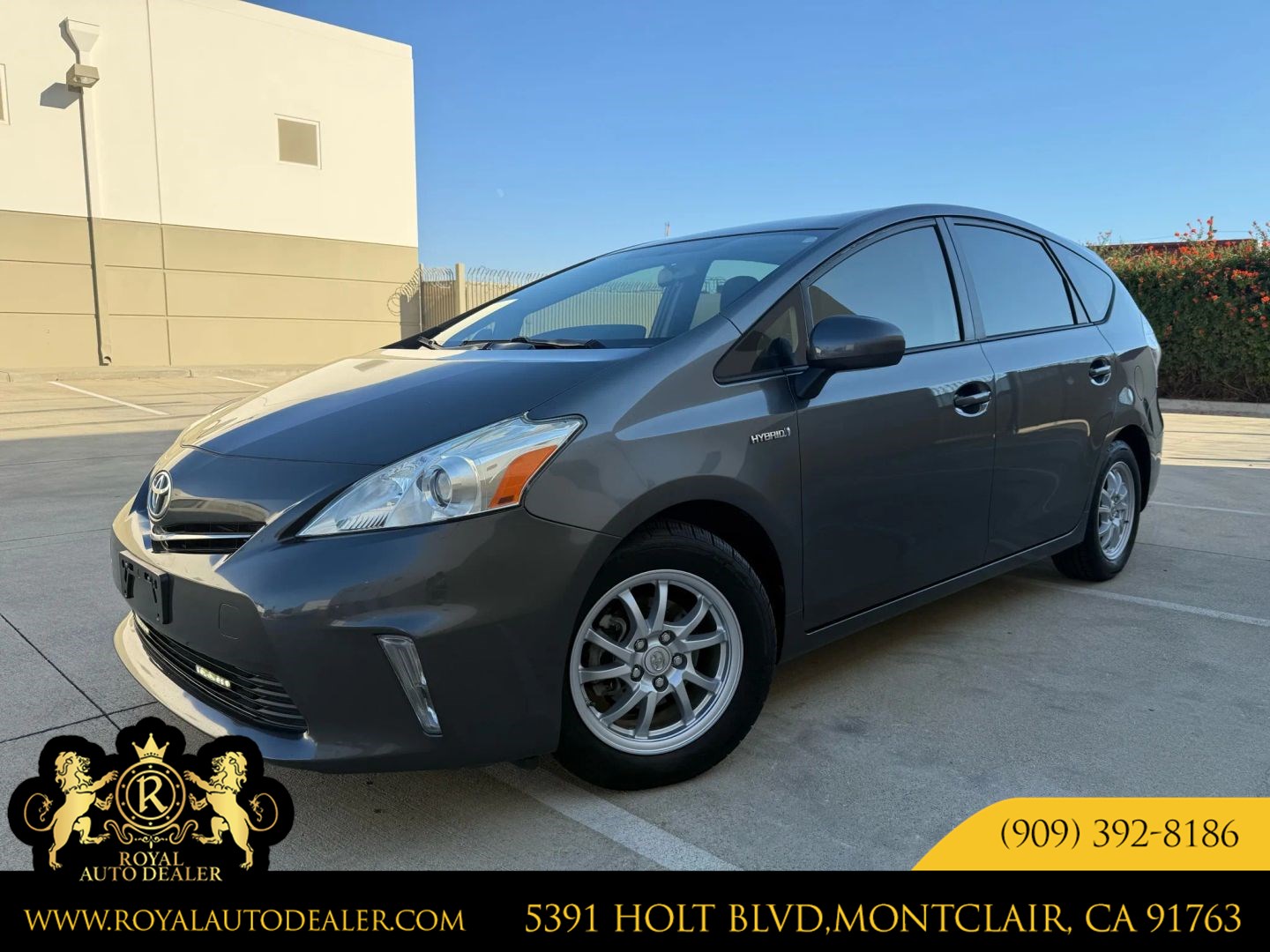 2014 Toyota Prius v Three's photo