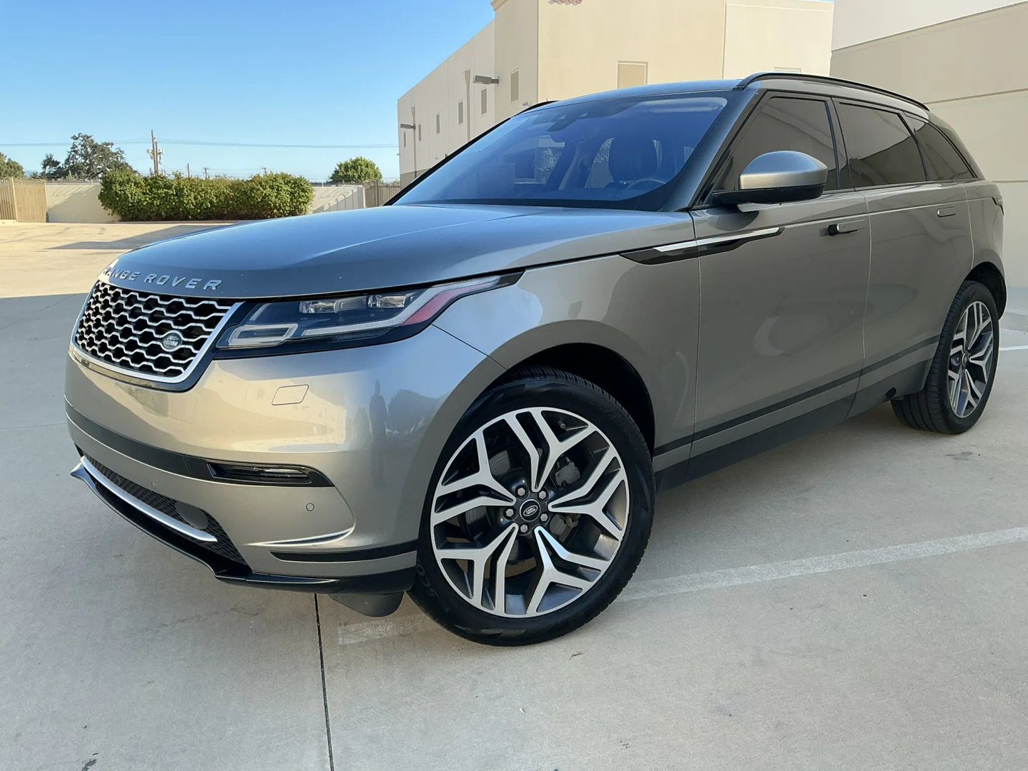 Land Rover Range Rover Velar photo 2