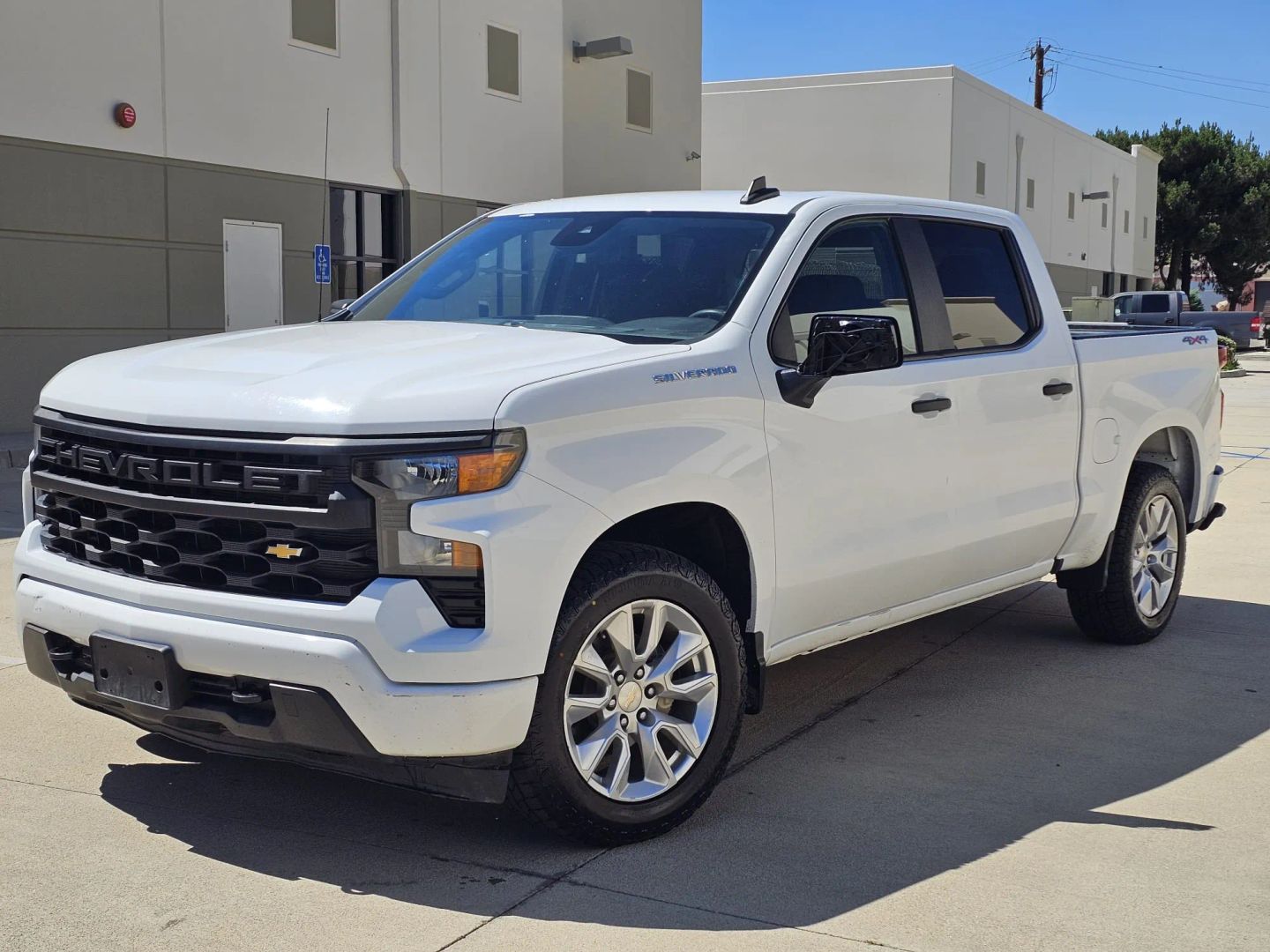Chevrolet Silverado photo 2