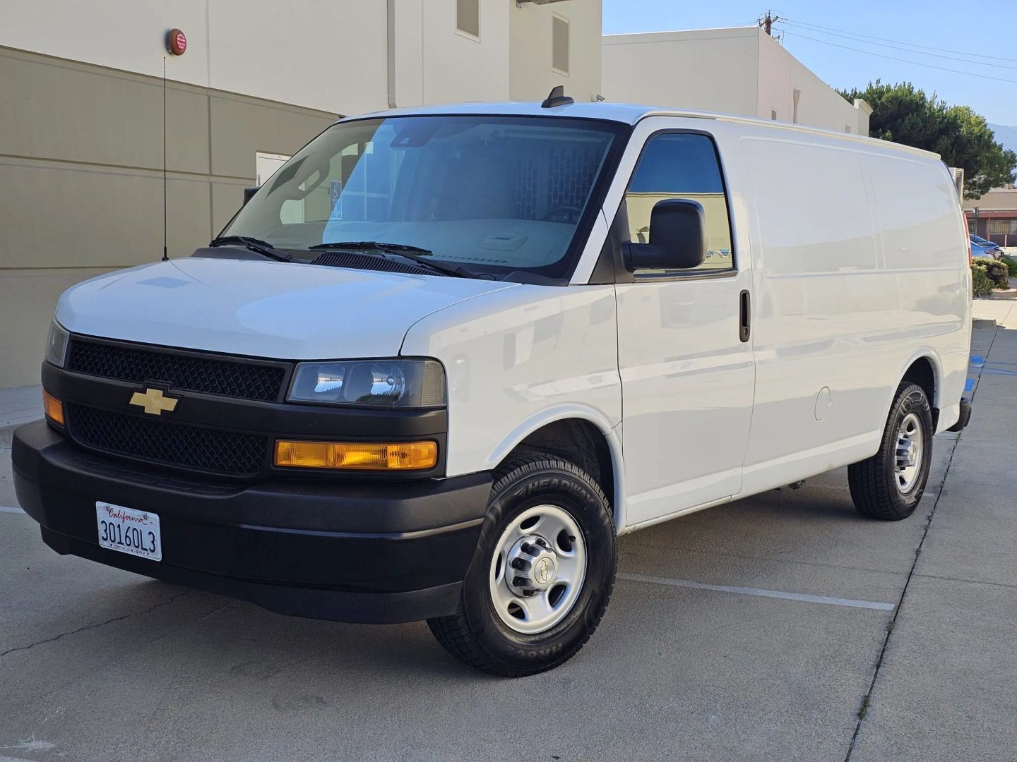 Chevrolet Express photo 2