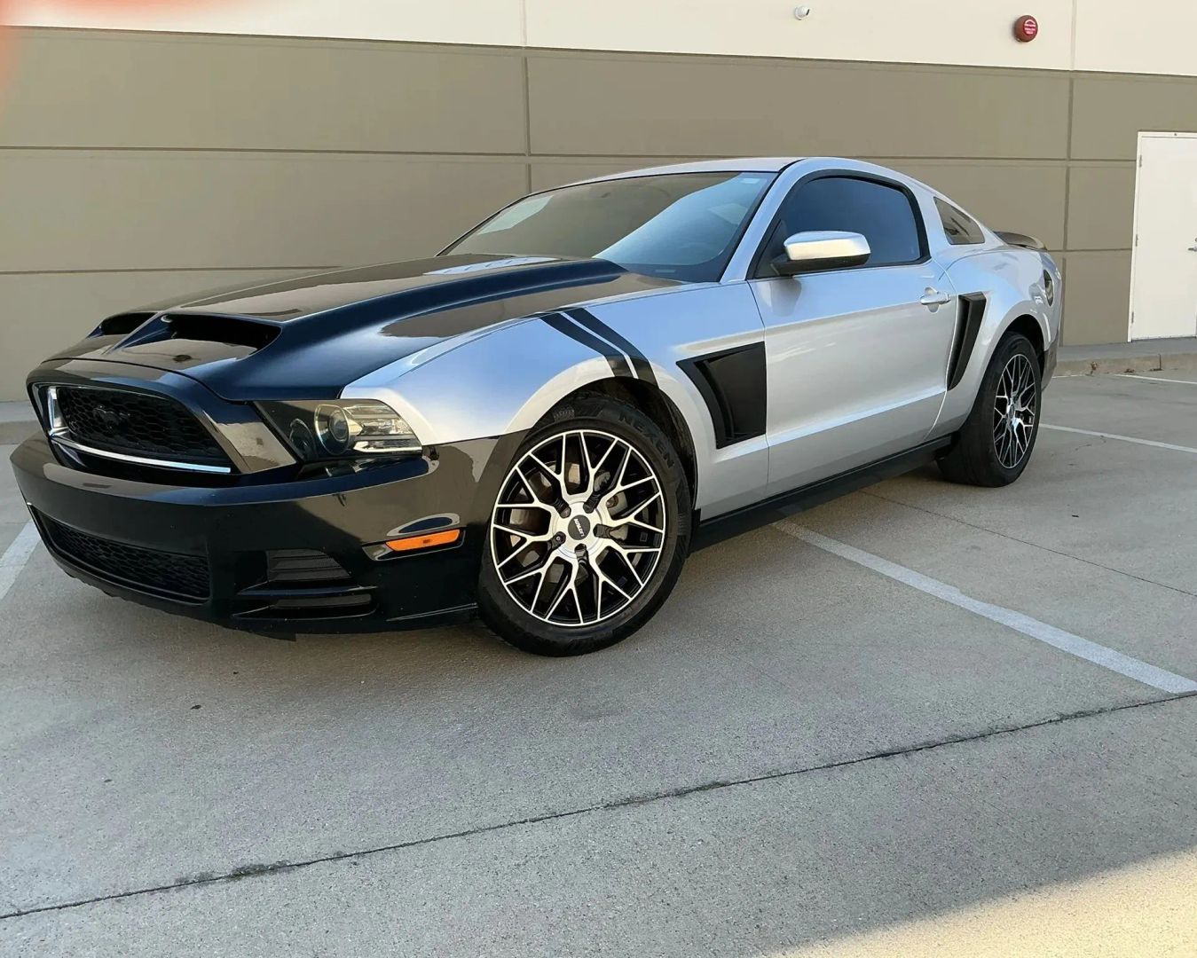 Ford Mustang photo 2