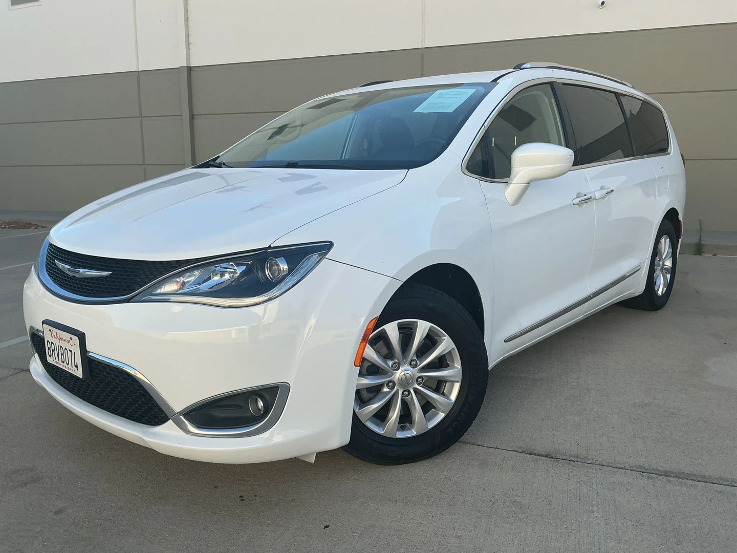 Chrysler Pacifica photo 2
