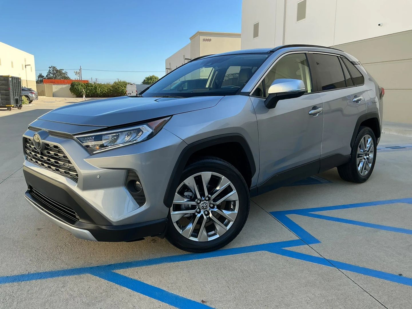 Toyota RAV4 photo 2
