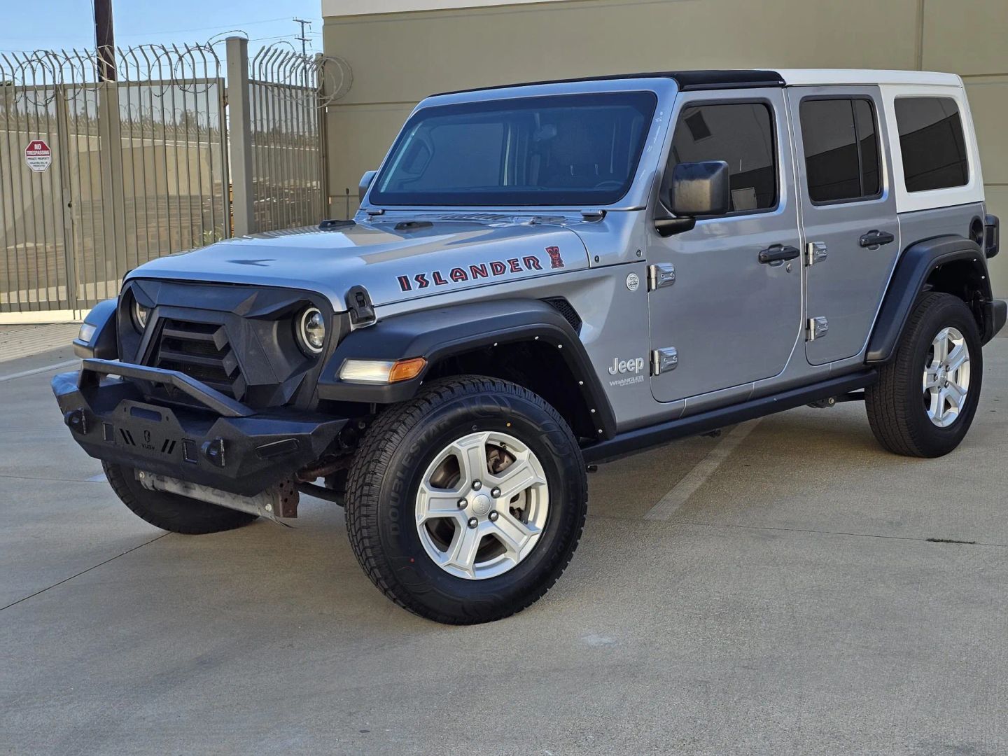 Jeep Wrangler photo 2