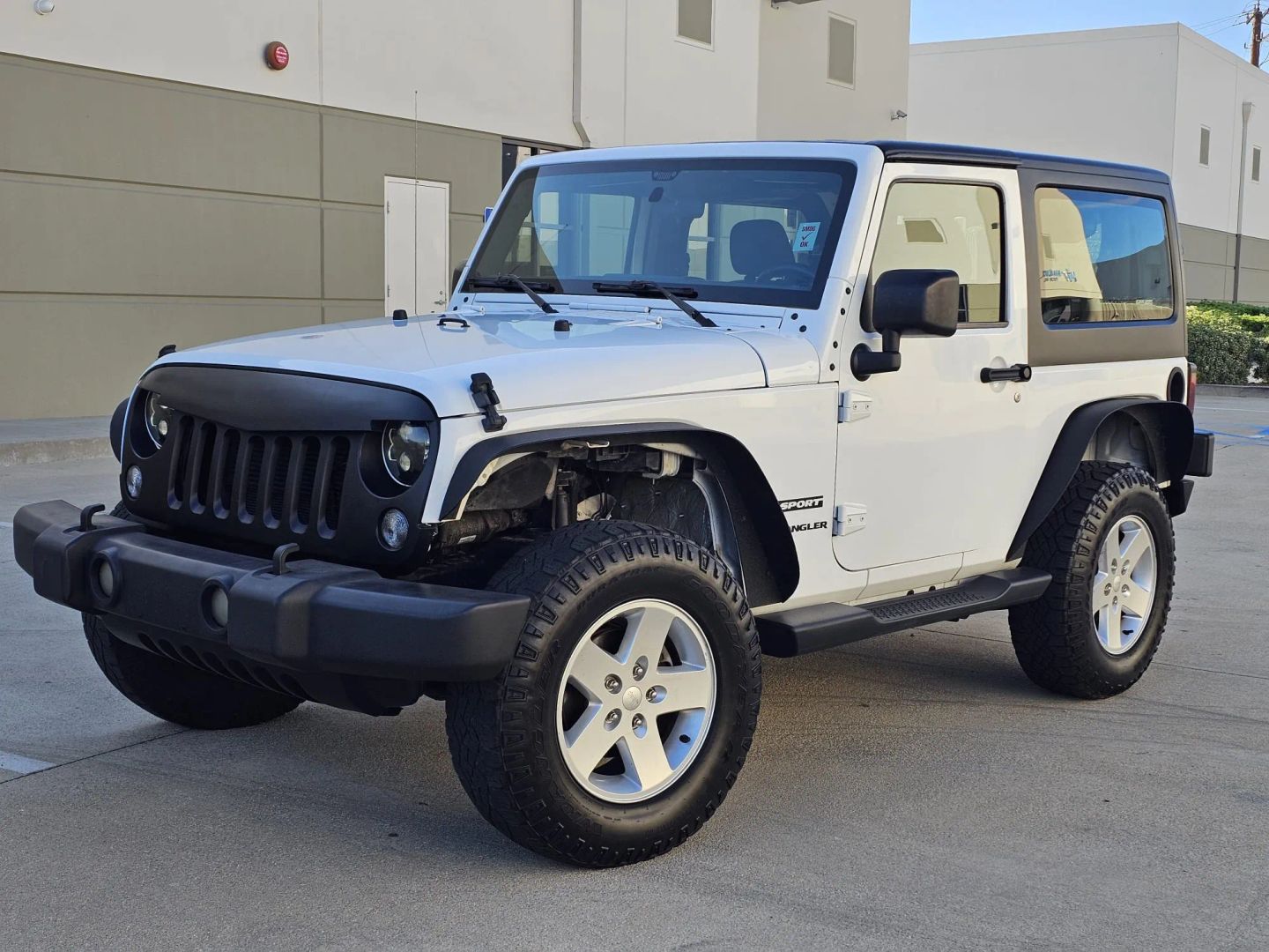 Jeep Wrangler photo 2