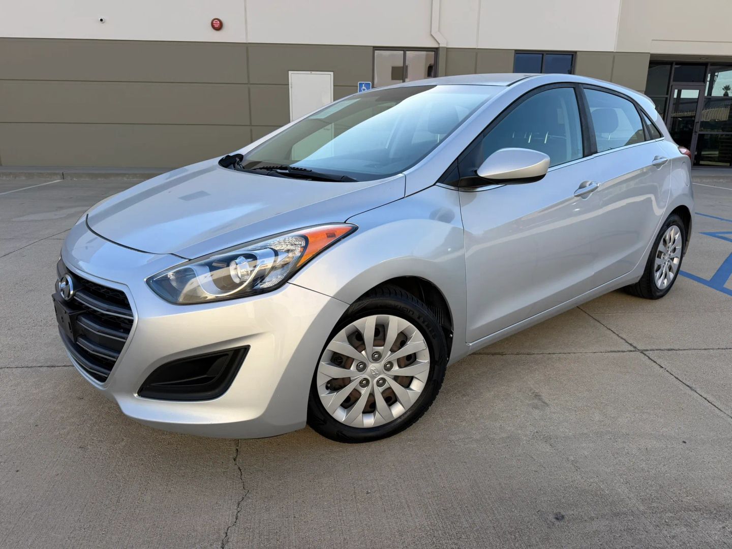 Hyundai Elantra GT photo 2