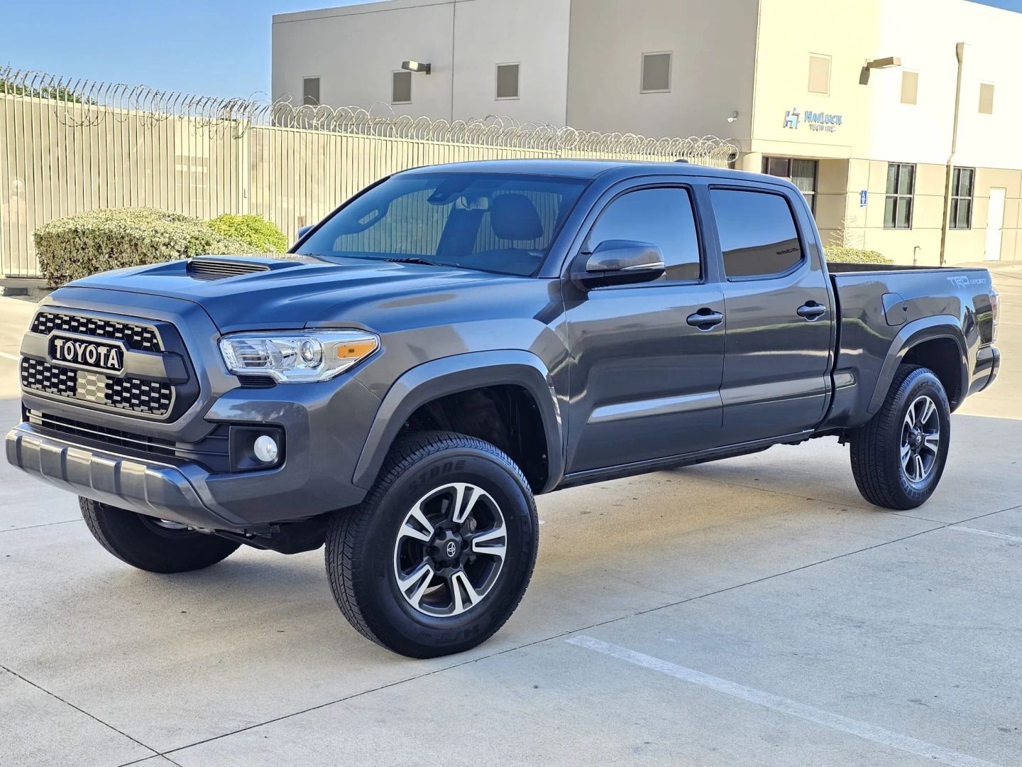 Toyota Tacoma photo 2