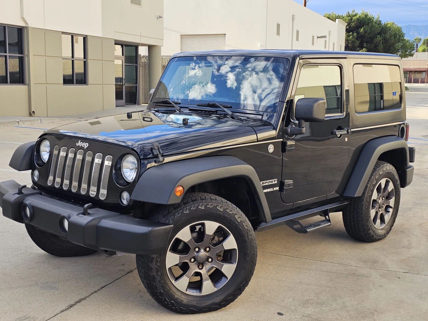 Jeep Wrangler photo 2