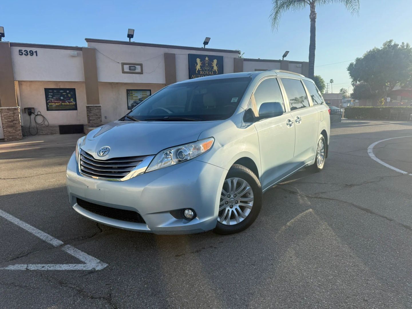 Toyota Sienna photo 2