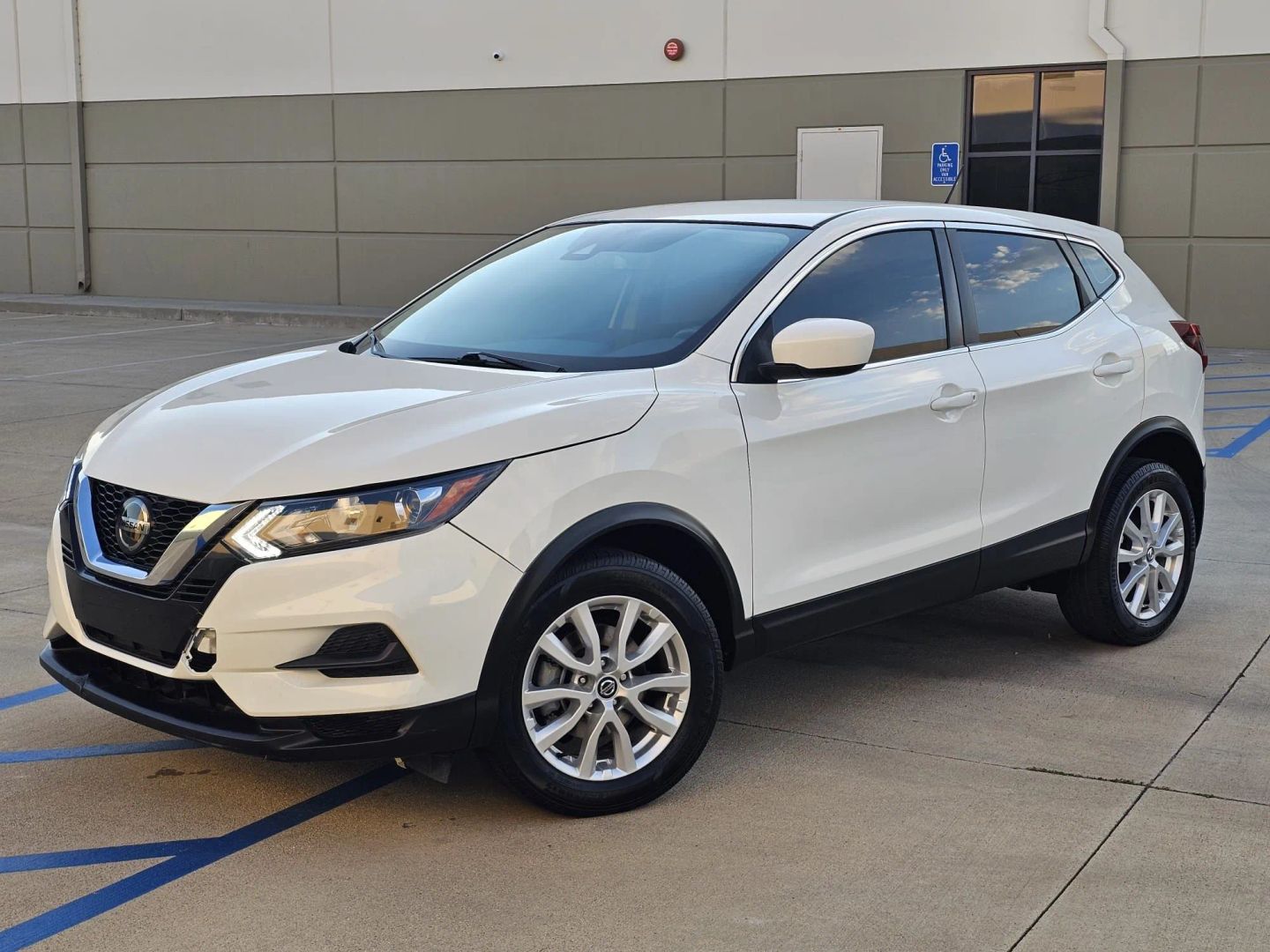 Nissan Rogue Sport photo 2