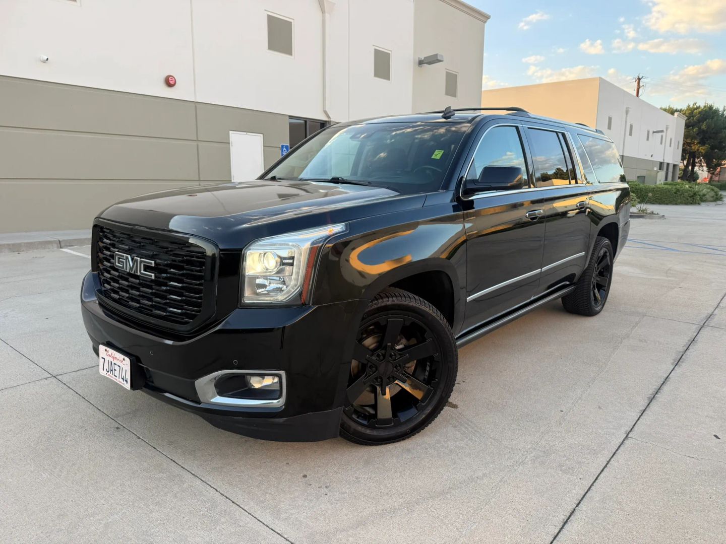 GMC Yukon XL photo 2