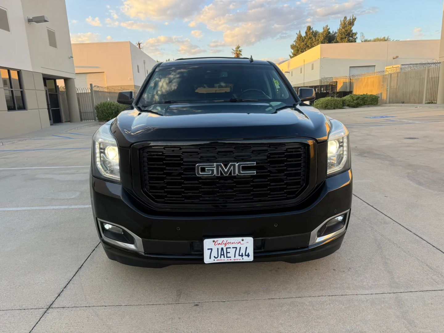 GMC Yukon XL photo 3