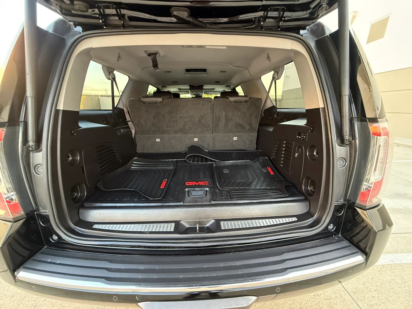 GMC Yukon XL photo 35