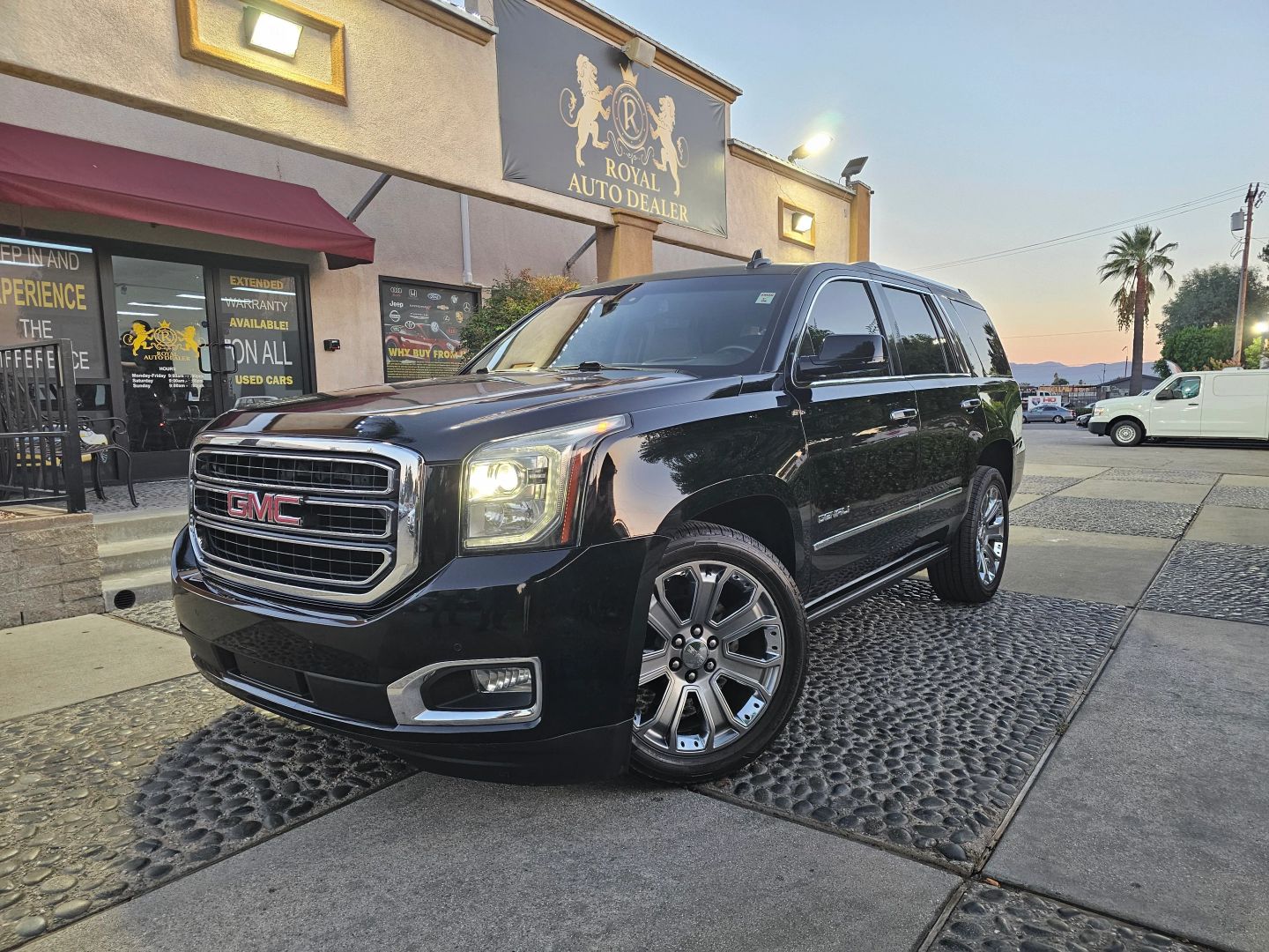 GMC Yukon photo 2