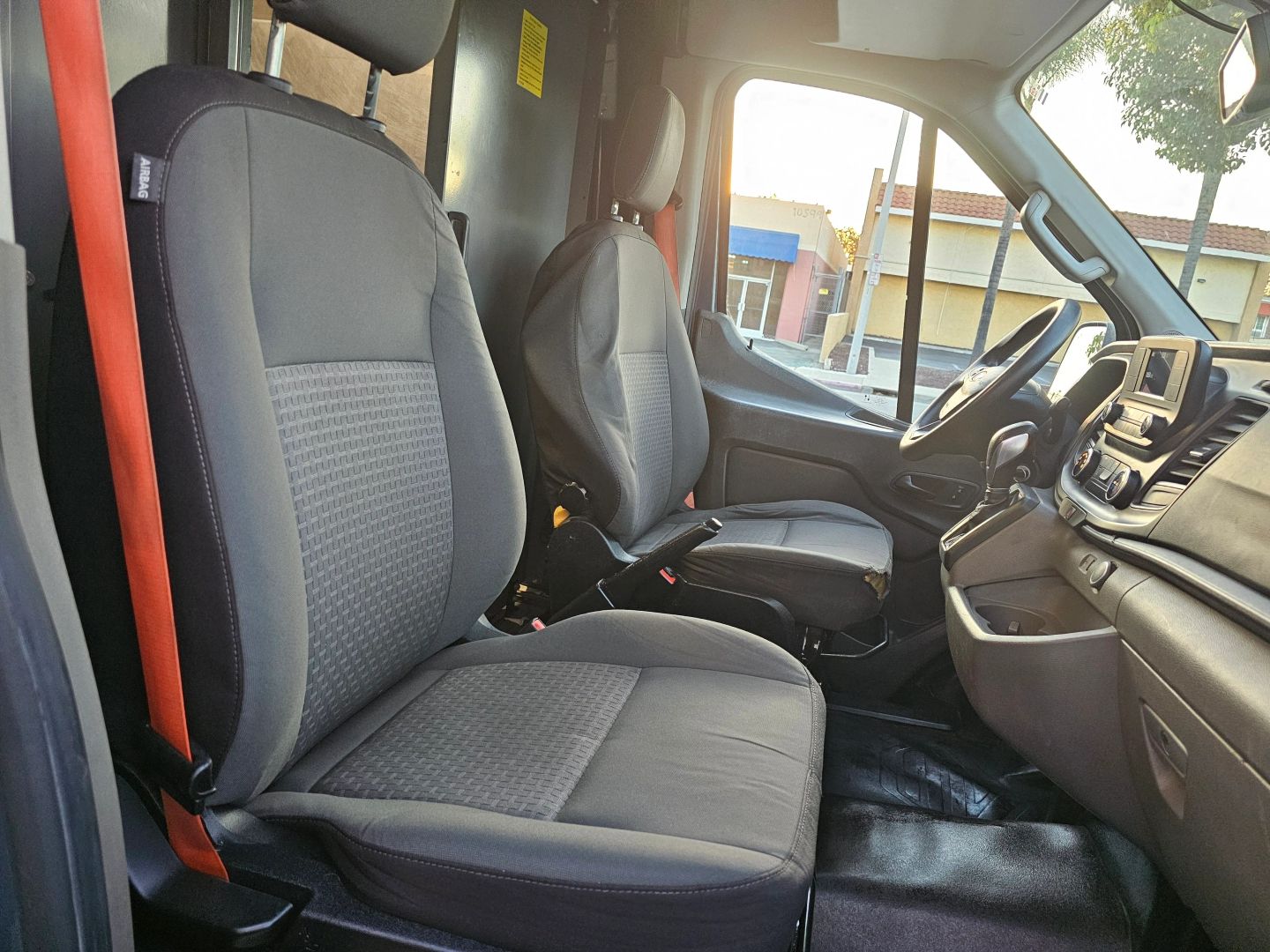 Ford Transit photo 18