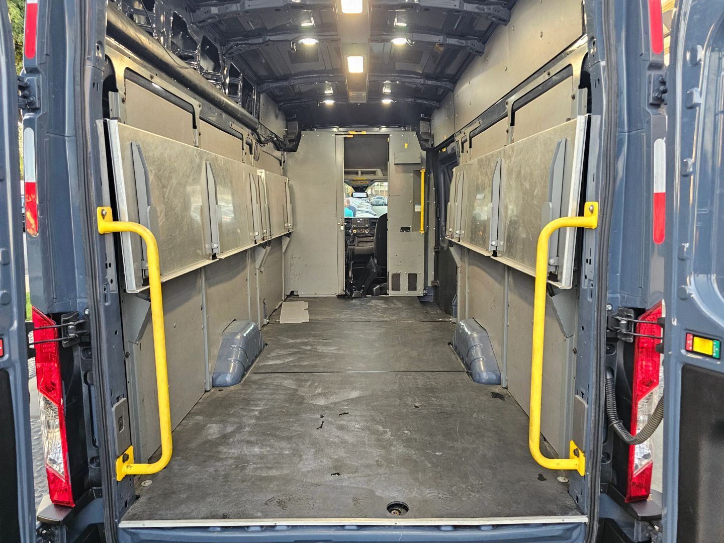 Ford Transit photo 22