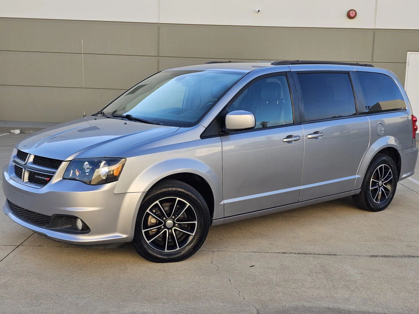 Dodge Grand Caravan photo 2