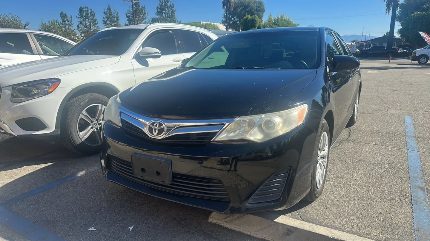 Toyota Camry photo 2