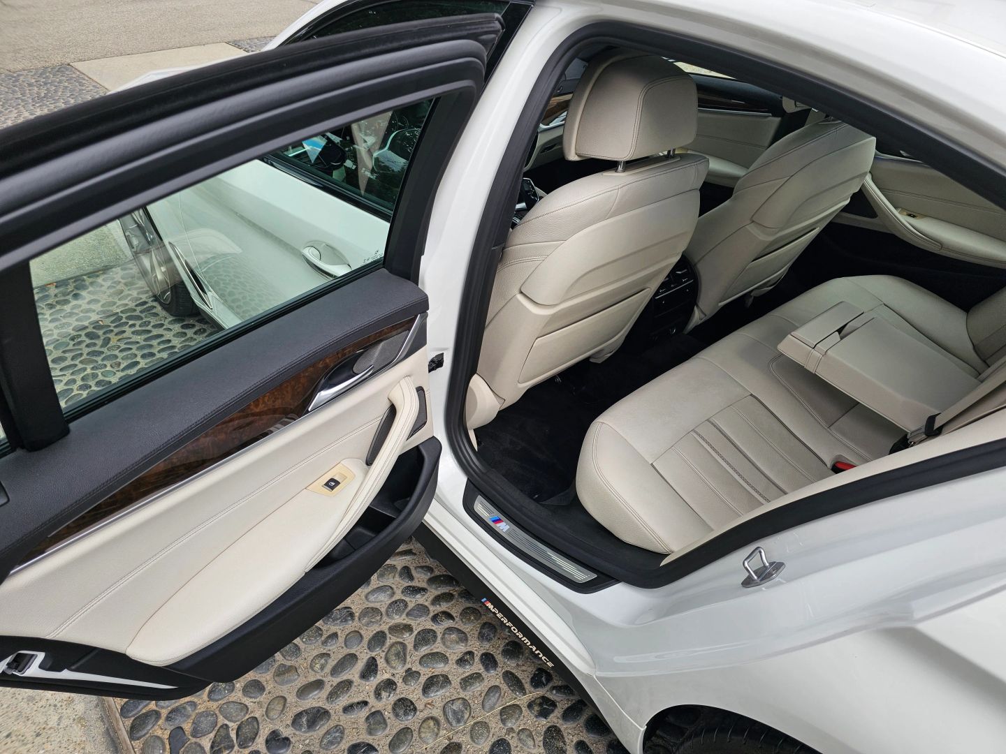 Photo 18 of this BMW 5 Series