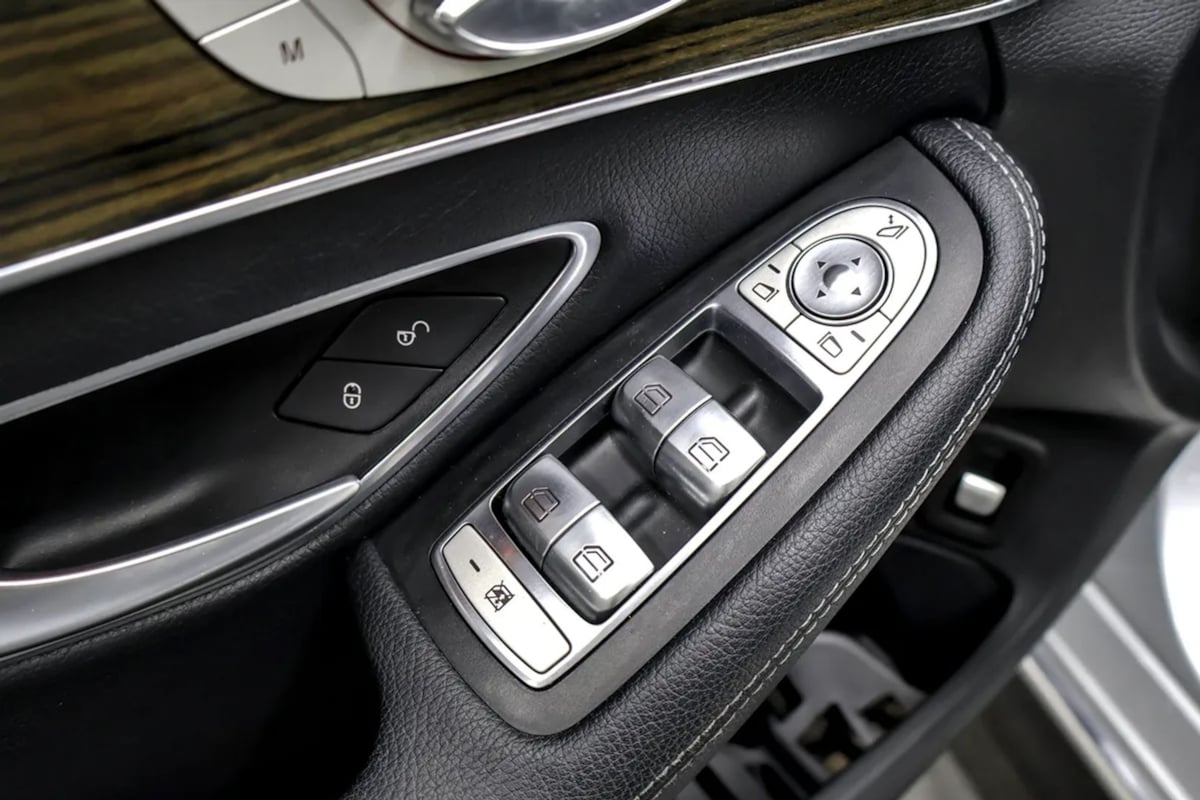 Mercedes-Benz C300 photo 32