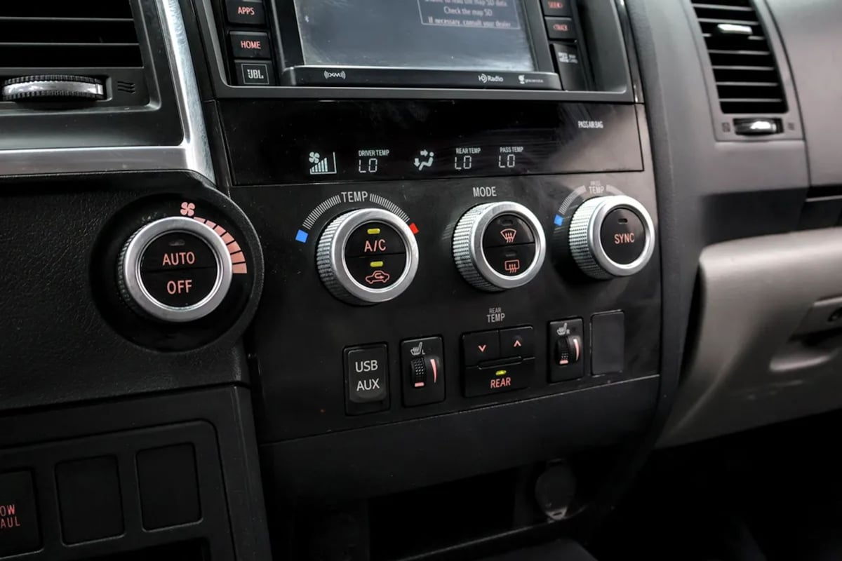Toyota Sequoia photo 19