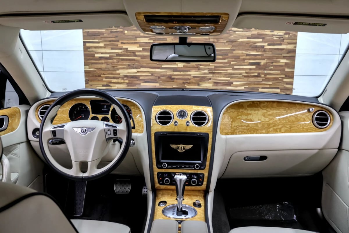 Bentley Flying Spur photo 11
