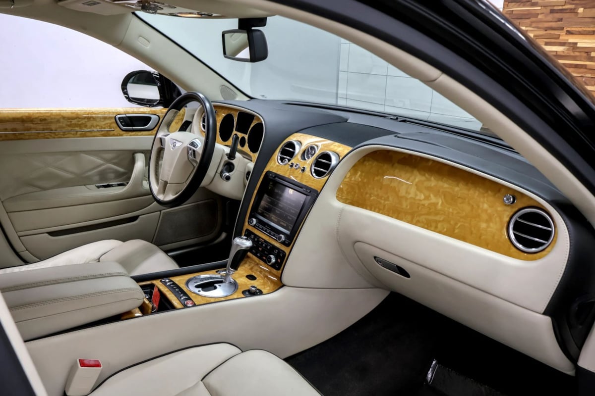 Bentley Flying Spur photo 12