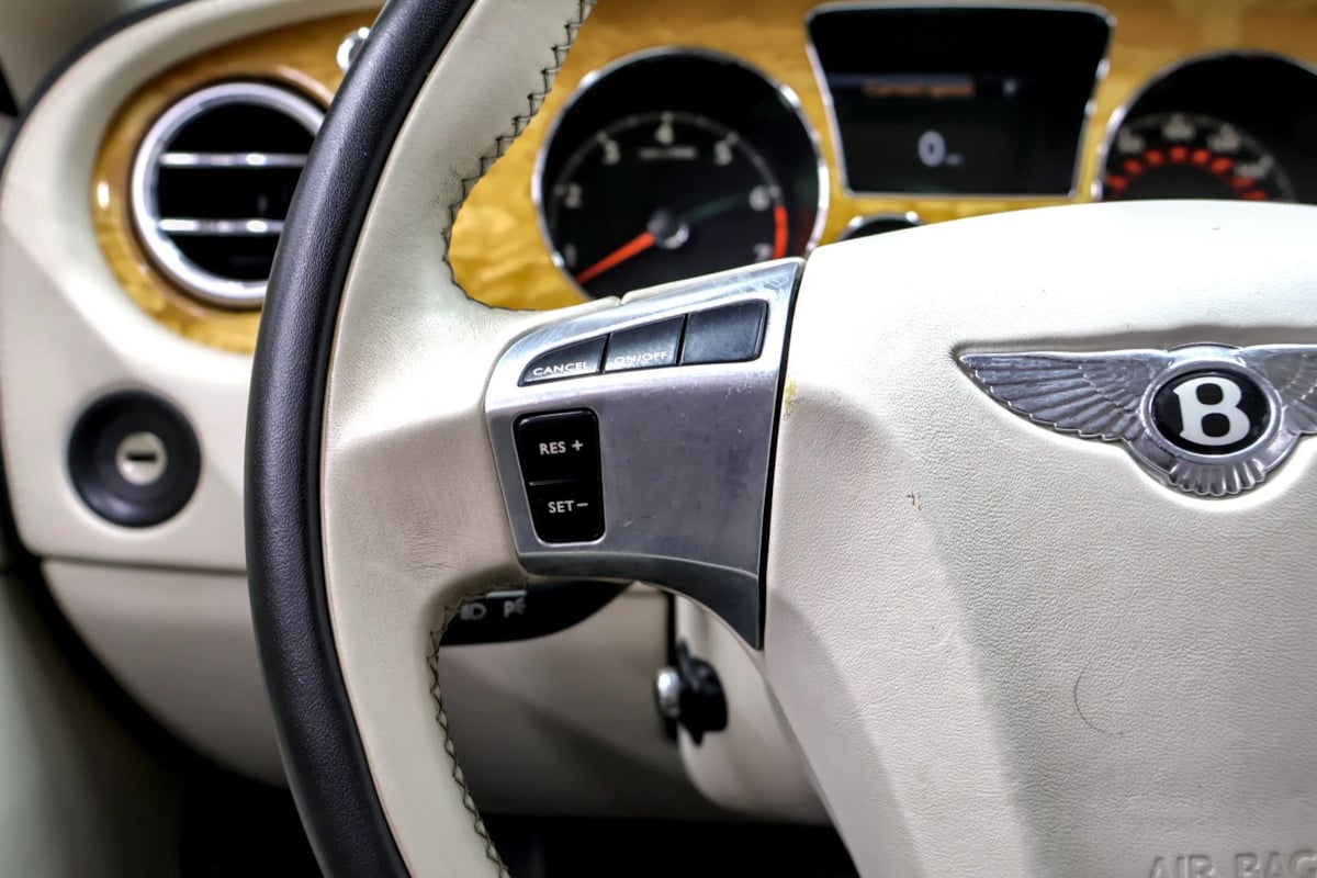 Bentley Flying Spur photo 14