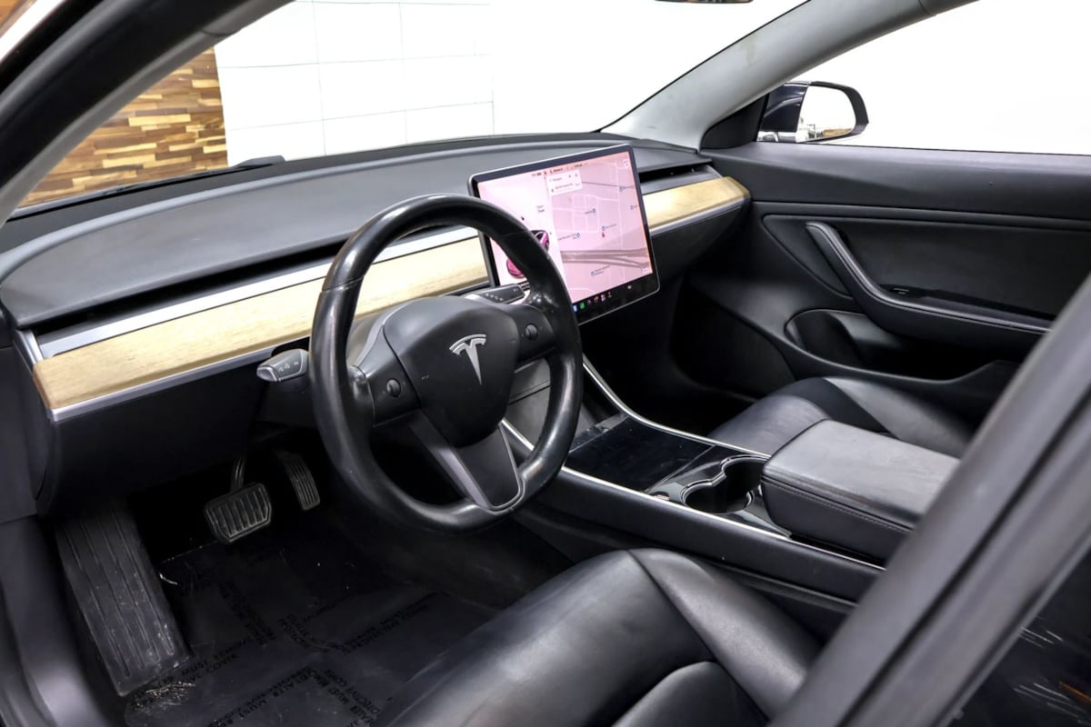 Tesla Model 3 photo 10
